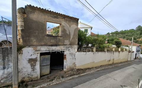 Moradia t0 com garagem para recuperar em pernes, santarém.