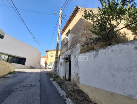 Moradia t0 com garagem para recuperar em pernes, santarém.