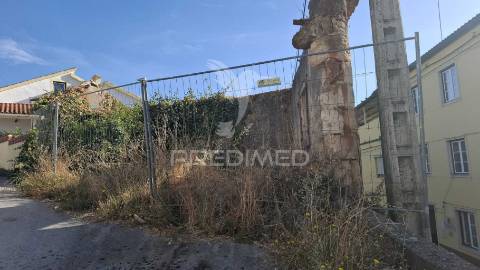 Moradia t0 com garagem para recuperar em pernes, santarém.