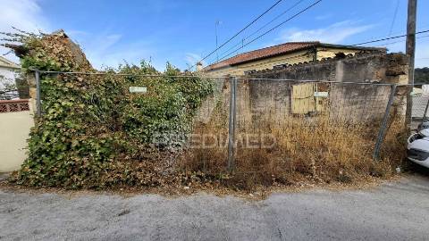 Moradia t0 com garagem para recuperar em pernes, santarém.