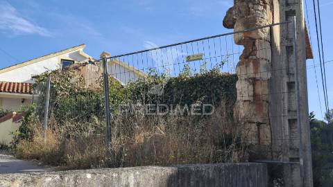 Moradia t0 com garagem para recuperar em pernes, santarém.