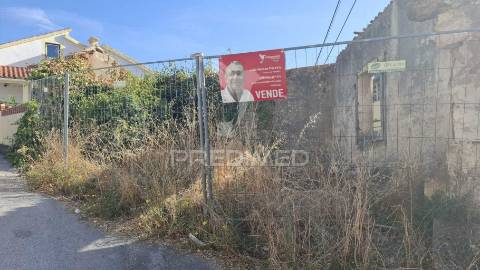 Moradia t0 com garagem para recuperar em pernes, santarém.