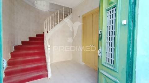 Andar de moradia & sotao t2+2   com 234 m² para recuperar na baixa de olhao