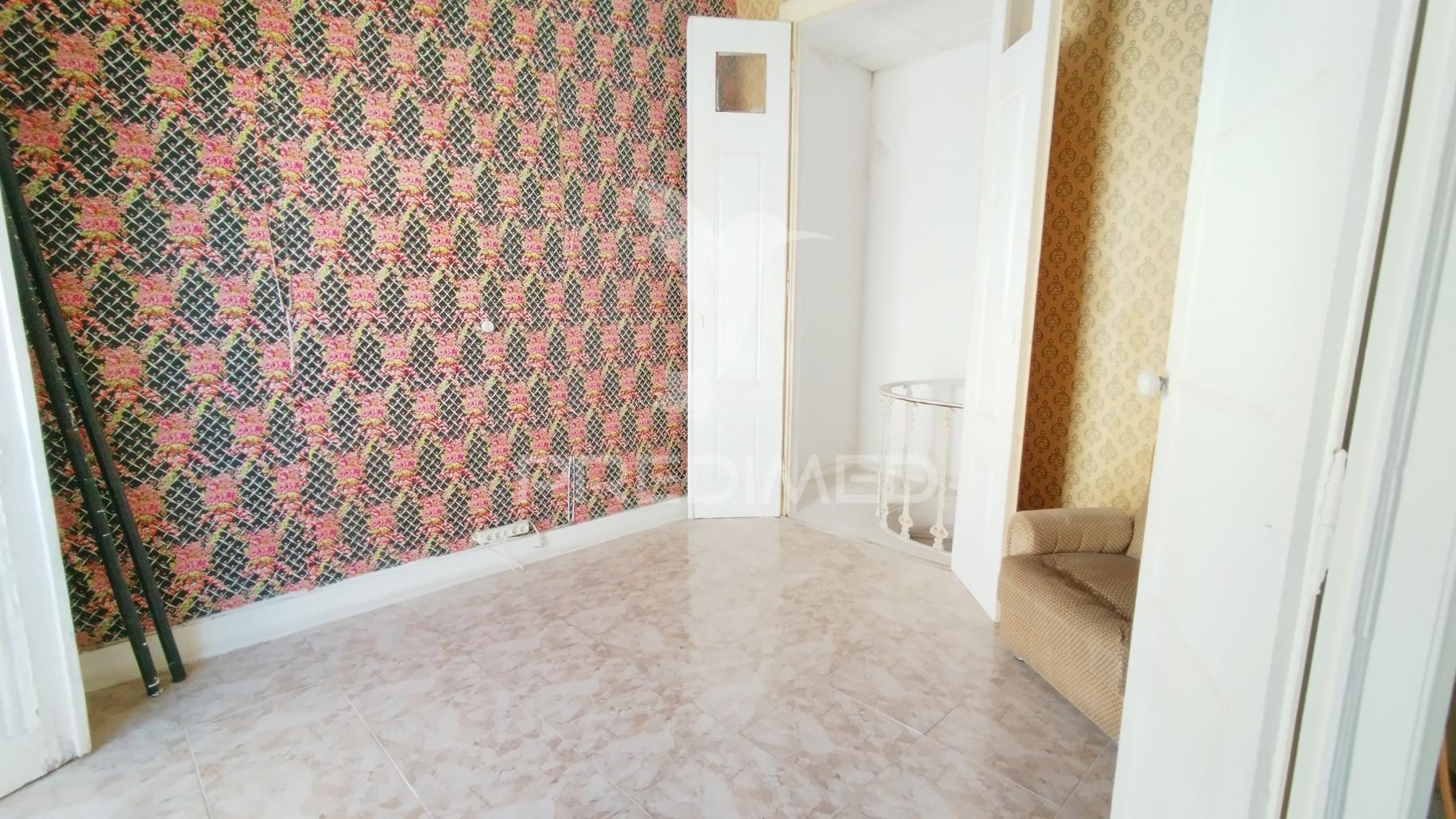 Andar de moradia & sotao t2+2   com 234 m² para recuperar na baixa de olhao