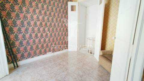 Andar de moradia & sotao t2+2   com 234 m² para recuperar na baixa de olhao