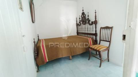 Andar de moradia & sotao t2+2   com 234 m² para recuperar na baixa de olhao