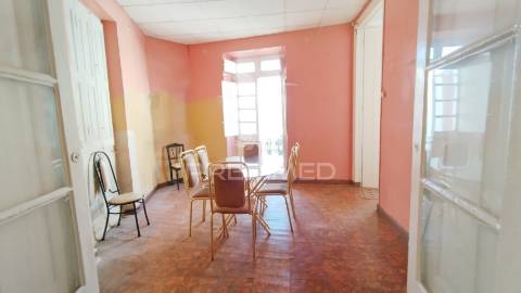 Andar de moradia & sotao t2+2   com 234 m² para recuperar na baixa de olhao