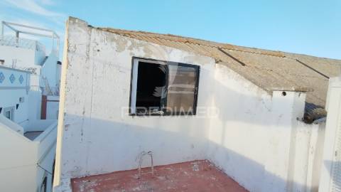 Andar de moradia & sotao t2+2   com 234 m² para recuperar na baixa de olhao