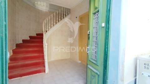 Andar de moradia & sotao t2+2   com 234 m² para recuperar na baixa de olhao