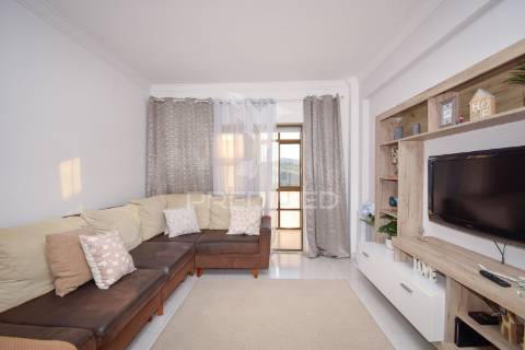 Magnifico t2 em muito bom estado com elevador perto do tagus park