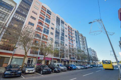 Magnifico t2 em muito bom estado com elevador perto do tagus park