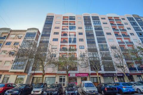 Magnifico t2 em muito bom estado com elevador perto do tagus park