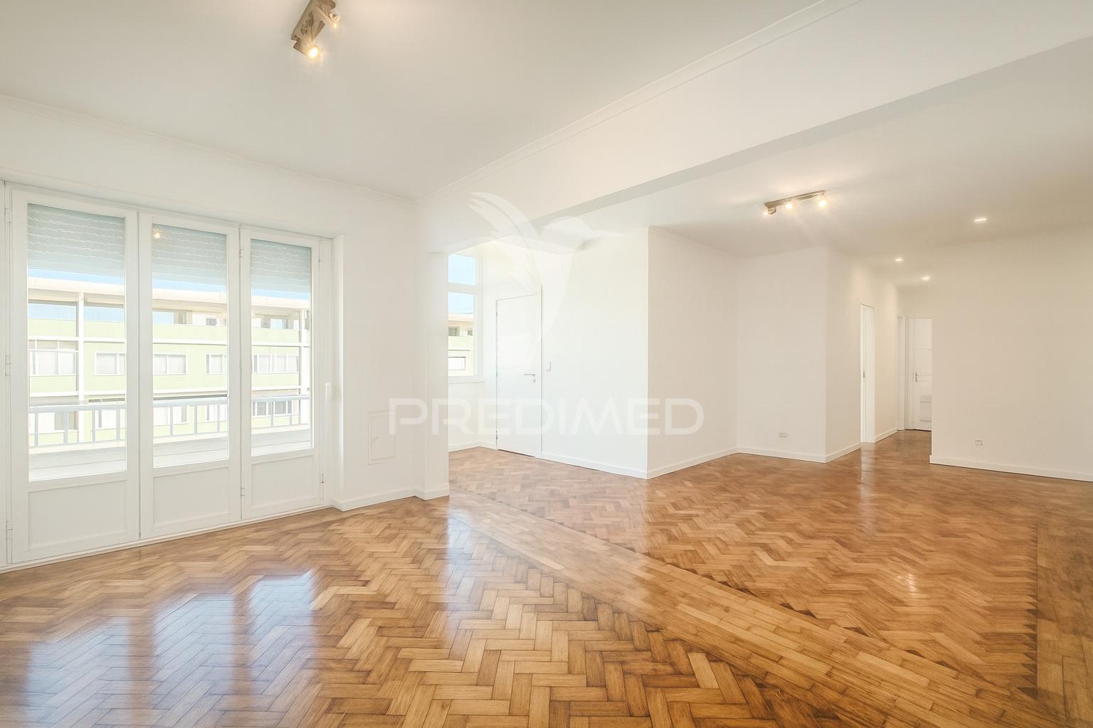 Apartamento t5 transformado em t4 – av. das forças armadas, lisboa