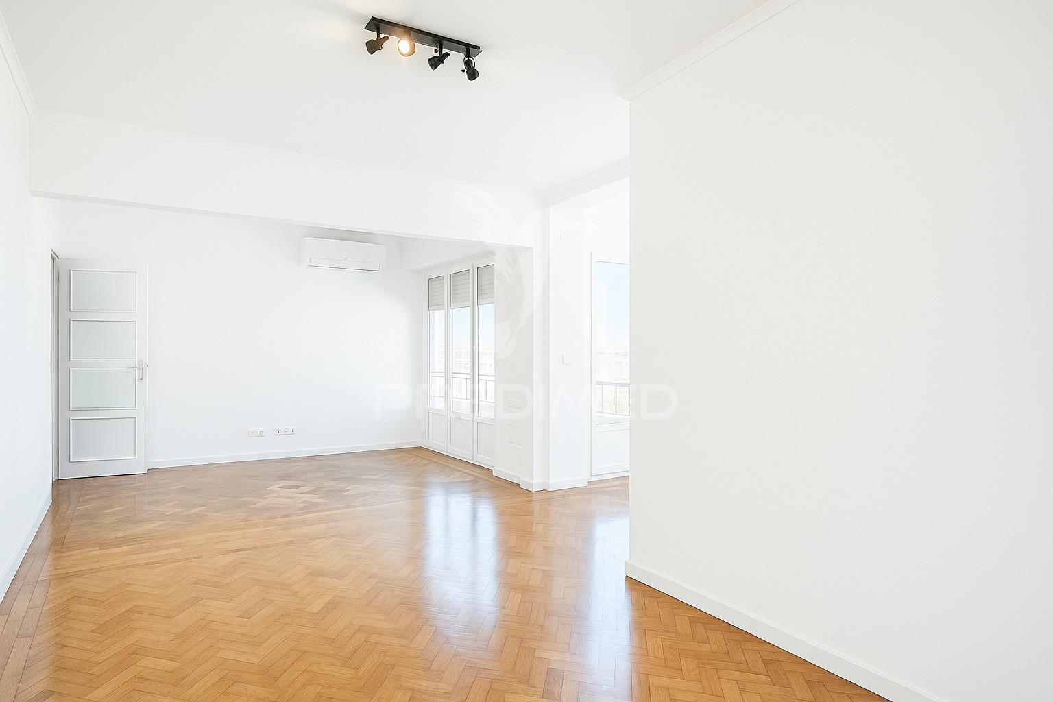 Apartamento t5 transformado em t4 – av. das forças armadas, lisboa
