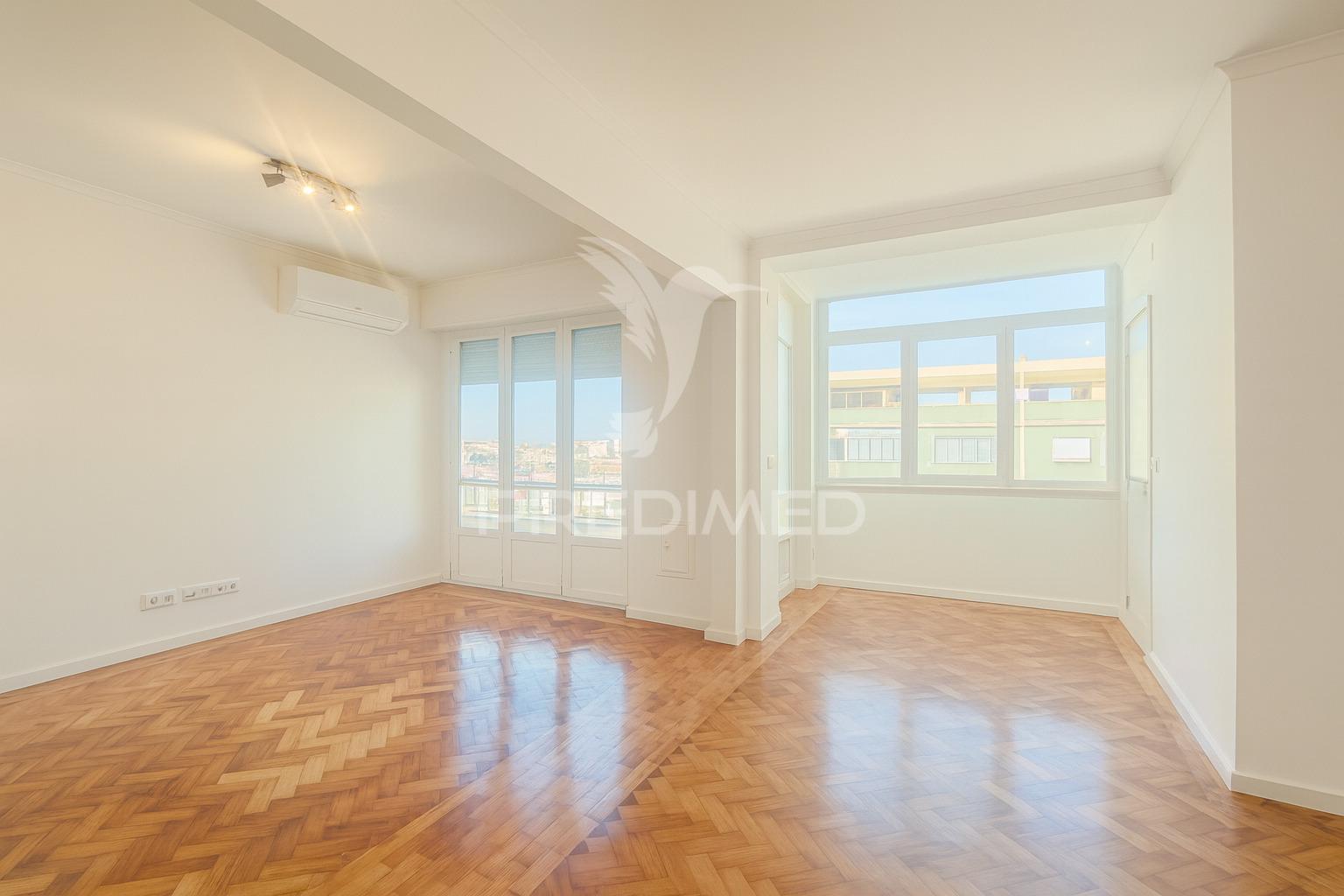 Apartamento t5 transformado em t4 – av. das forças armadas, lisboa
