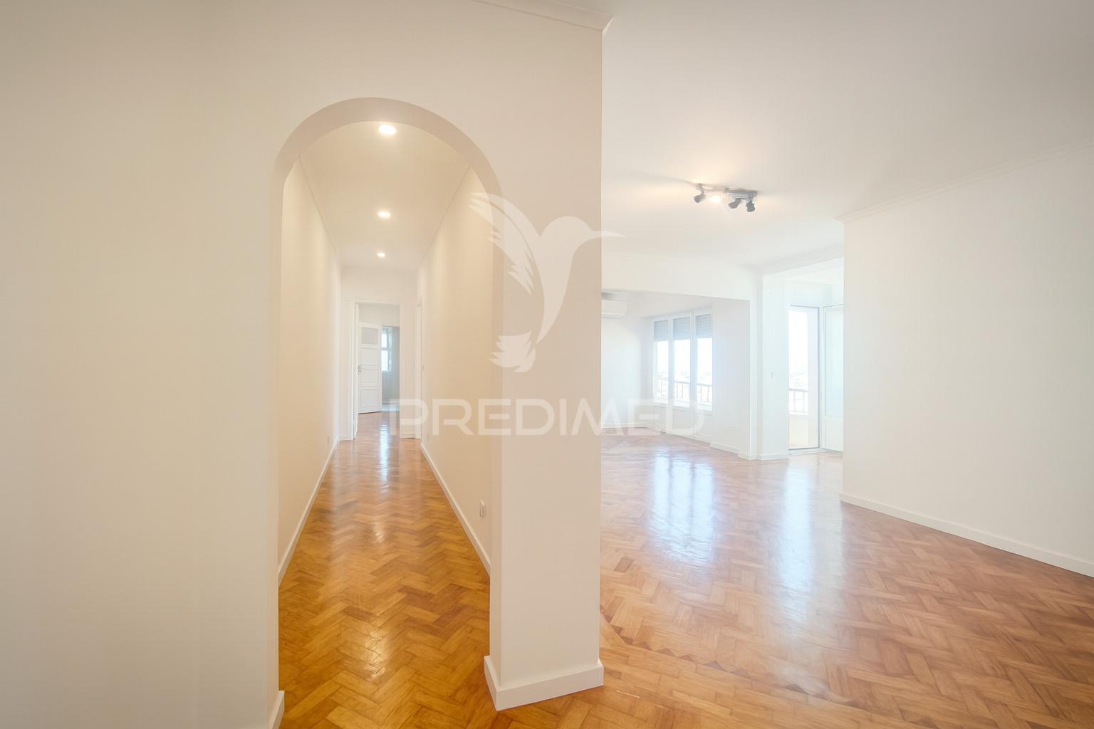 Apartamento t5 transformado em t4 – av. das forças armadas, lisboa