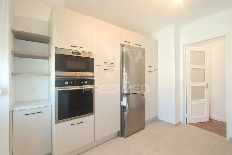 Apartamento t3 renovado em entrecampos – localização premium