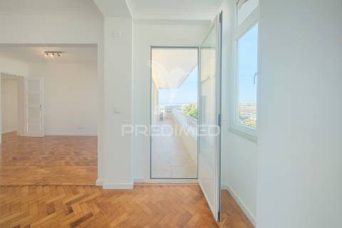 Apartamento t3 renovado em entrecampos – localização premium