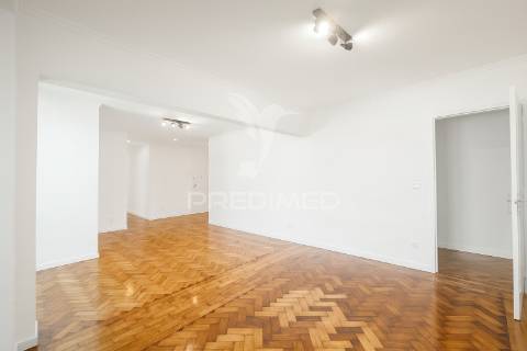 Apartamento t3 renovado em entrecampos – localização premium