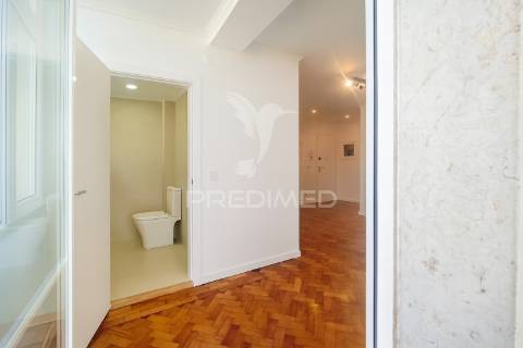 Apartamento t3 renovado em entrecampos – localização premium