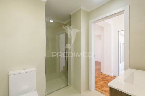 Apartamento t3 renovado em entrecampos – localização premium