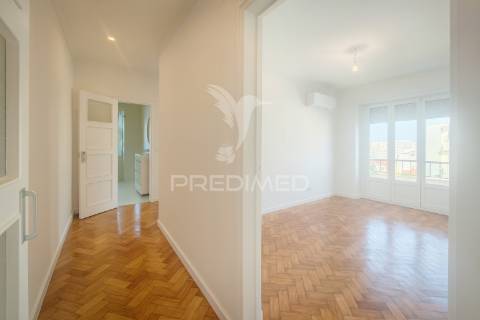 Apartamento t3 renovado em entrecampos – localização premium