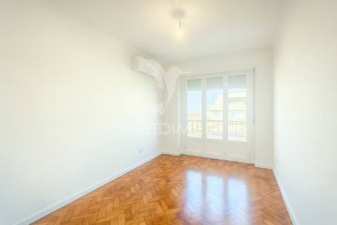 Apartamento t3 renovado em entrecampos – localização premium