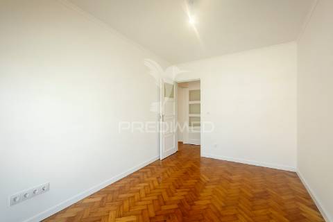 Apartamento t3 renovado em entrecampos – localização premium