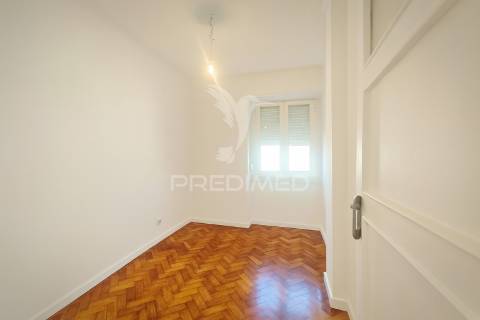 Apartamento t3 renovado em entrecampos – localização premium