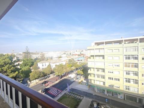 Apartamento t3 renovado em entrecampos – localização premium