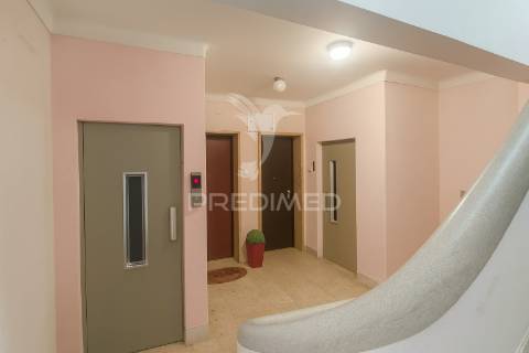 Apartamento t3 renovado em entrecampos – localização premium