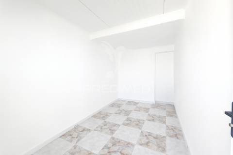 Apartamento t3 renovado em entrecampos – localização premium