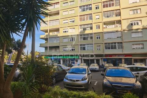 Apartamento t3 renovado em entrecampos – localização premium