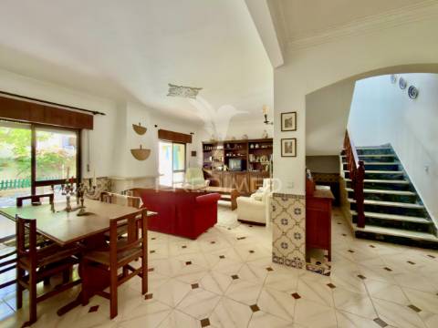 Moradia t4 entre a charneca da caparica e a marisol – próxima da praia da fonte da telha