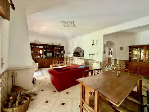 Moradia t4 entre a charneca da caparica e a marisol – próxima da praia da fonte da telha