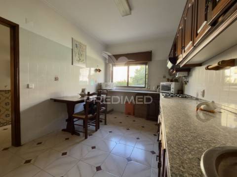 Moradia t4 entre a charneca da caparica e a marisol – próxima da praia da fonte da telha