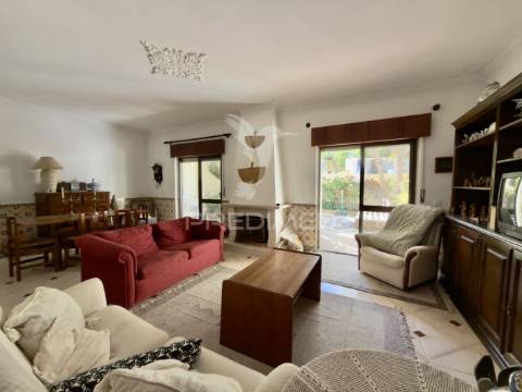 Moradia t4 entre a charneca da caparica e a marisol – próxima da praia da fonte da telha