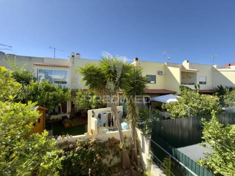 Moradia t4 entre a charneca da caparica e a marisol – próxima da praia da fonte da telha