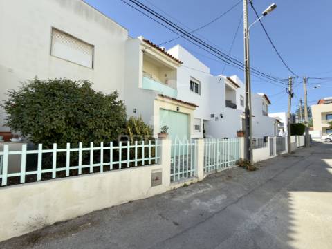 Moradia t4 entre a charneca da caparica e a marisol – próxima da praia da fonte da telha