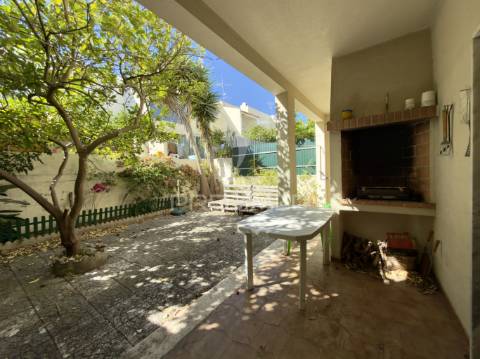 Moradia t4 entre a charneca da caparica e a marisol – próxima da praia da fonte da telha