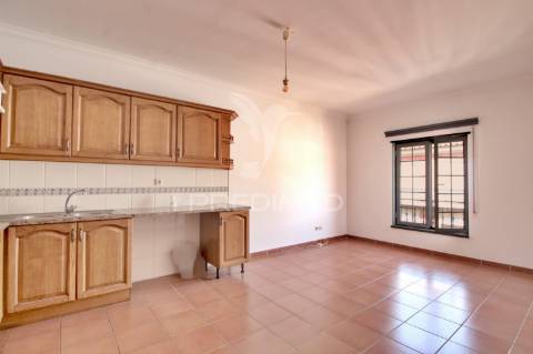 Apartamento t1 para arrendamento no centro de almeirim