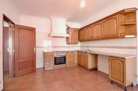 Apartamento t1 para arrendamento no centro de almeirim