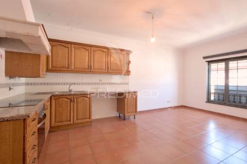 Apartamento t1 para arrendamento no centro de almeirim