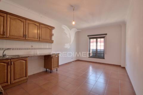 Apartamento t1 para arrendamento no centro de almeirim