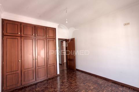 Apartamento t1 para arrendamento no centro de almeirim