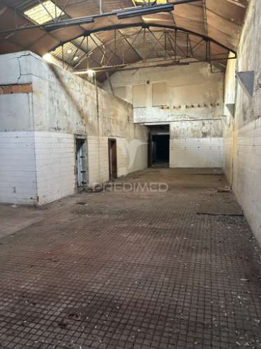 Vende-se prédio/armazem devoluto