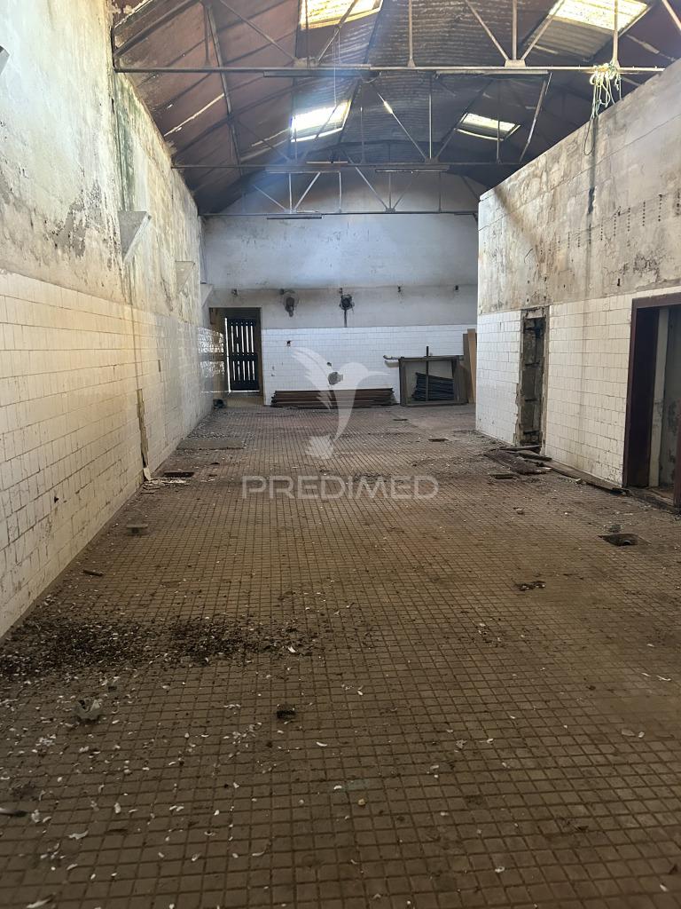 Vende-se prédio/armazem devoluto