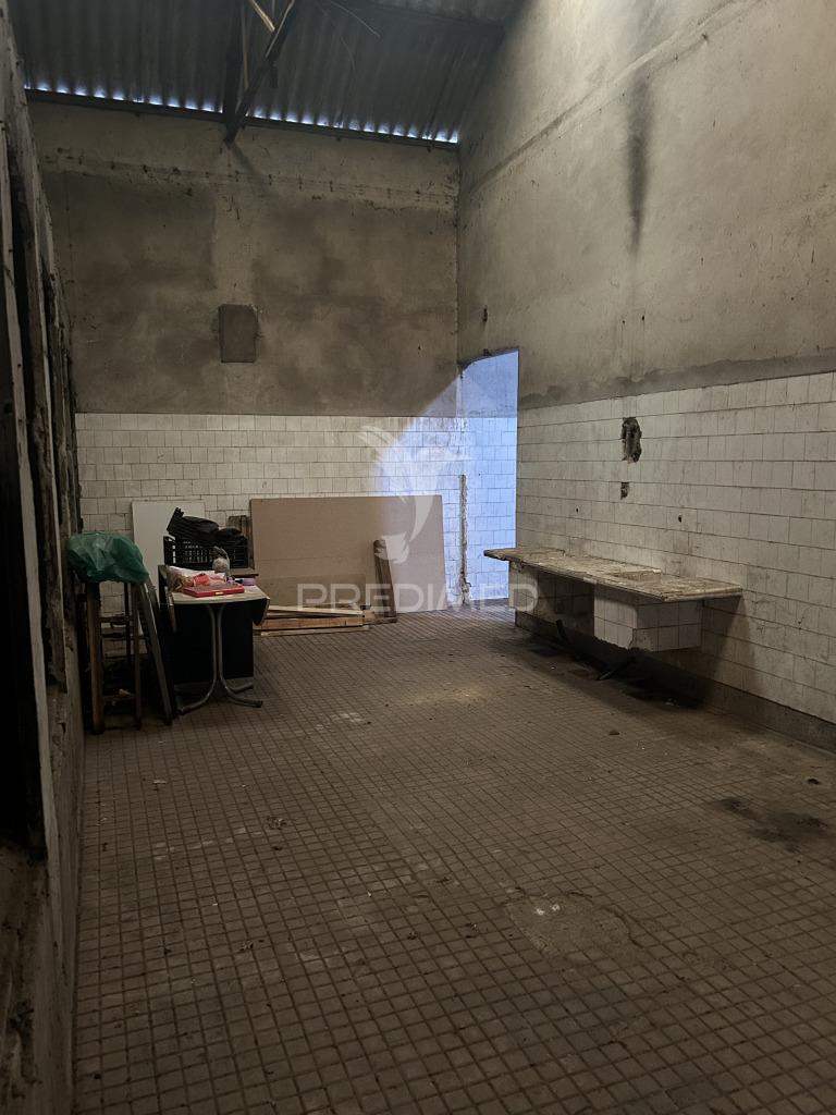 Vende-se prédio/armazem devoluto