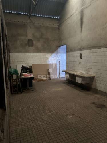 Vende-se prédio/armazem devoluto