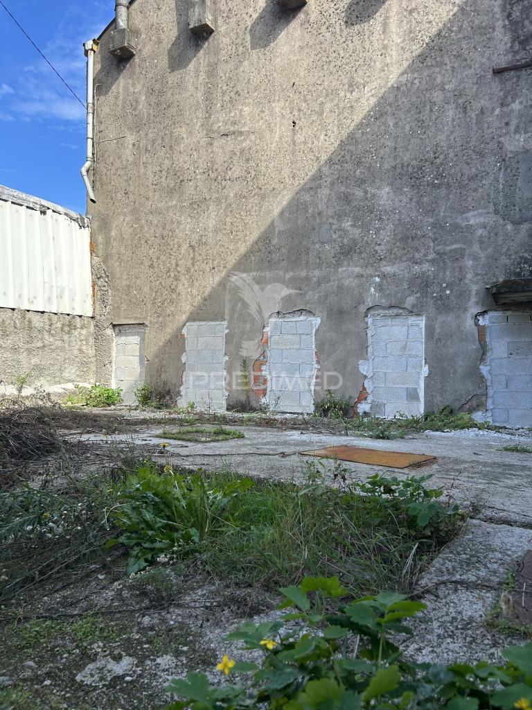 Vende-se prédio/armazem devoluto